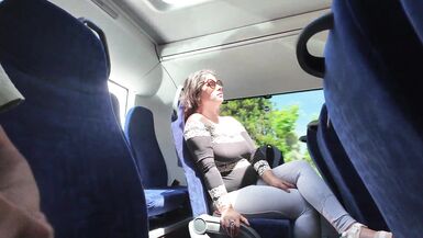 Un exhibitionniste séduit une MILF pour quelle lui suce la bite dans un bus jusquà ce quelle jouisse.