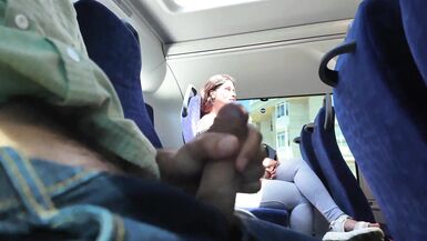 Exhibitionist verführt MILF zum Saugen und Wichsen seines Schwanzes im Bus, bis er abspritzt - 5 image