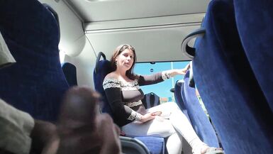 Exhibitionist verführt MILF zum Saugen und Wichsen seines Schwanzes im Bus, bis er abspritzt - 6 image