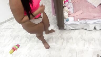 La provocativa madrastra grabada cambiándose de ropa - 6 image