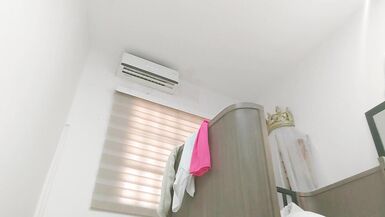 Hermosa enfermera llega a casa del trabajo pero no sabe que ha sido grabada - 11 image