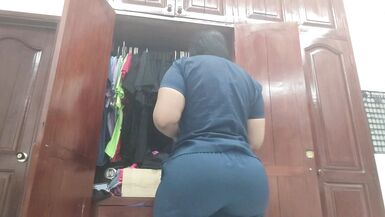 Hermosa enfermera llega a casa del trabajo pero no sabe que ha sido grabada - 15 image