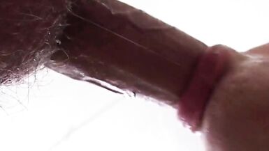 Son sexe amateur empoisonné suce une bite à la maison, puis urine