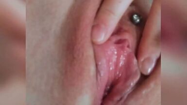 Ma chatte humide et crémeuse a besoin dêtre léchée et a désespérément besoin dune bite épaisse.