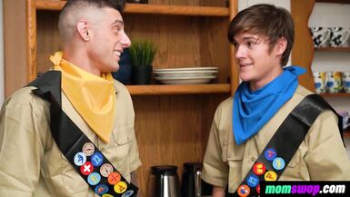 MomSwop - Les garçons explorateurs apprennent de nouvelles techniques de survie avec les mamans