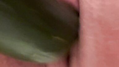 Dildo de pepino no duche - 12 image