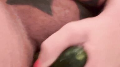 Dildo de pepino no duche - 15 image