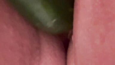 Dildo de pepino no duche - 4 image