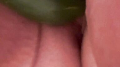 Dildo de pepino no duche - 8 image