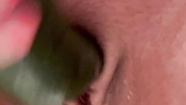 Dildo de pepino no duche - 9 image