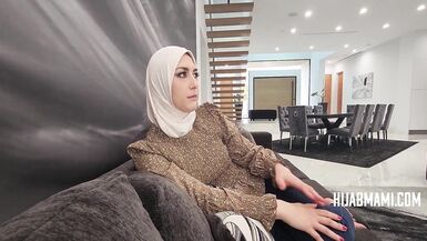 MILF en Hijab va Haram para ayudar a su hijastro inexperto