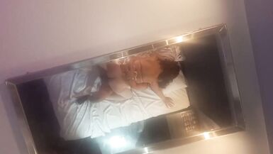 Baiser mon chien dans une auberge avec des miroirs au plafond