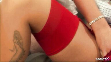La femme de chambre Kaia Kane séduite par la MILF Natashy Marley. - 15 image