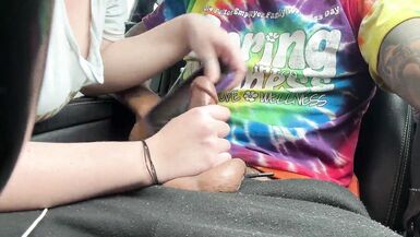 Fellation dans une voiture publique, elle ma sucé pendant sa pause - alors jai joui dans sa bouche (créampie orale)