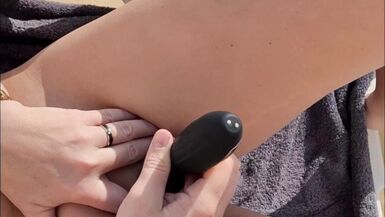 Tatilde sarışın ateşli amatör karısı vibratörüyle güneş banyosu yapıyor - 9 image