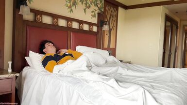 Gerçek Üvey Anne ve Üvey Oğul Tatilde Yakalandı - 4 image