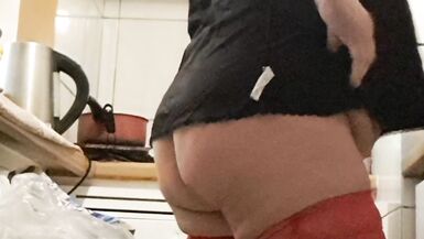 Une femme dans sa cuisine taquine son mari pour quil fasse lamour pendant quil regarde.