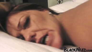 ¡Cachonda MILF consigue un creampie de una BBC! - 1 image