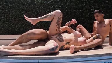 Caliente tatuado MILF en Nasty mojada trío en la piscina - 13 image