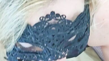 POV. Ma voisine blonde me suce en lingerie sexy. Je jouis sur son visage et sa langue. Fellation, crachats, salive et gémissements. - 10 image