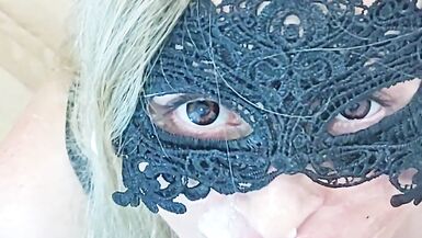 POV. Ma voisine blonde me suce en lingerie sexy. Je jouis sur son visage et sa langue. Fellation, crachats, salive et gémissements. - 11 image