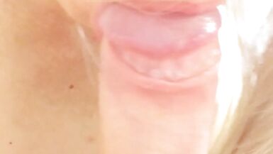 POV. Ma voisine blonde me suce en lingerie sexy. Je jouis sur son visage et sa langue. Fellation, crachats, salive et gémissements. - 14 image