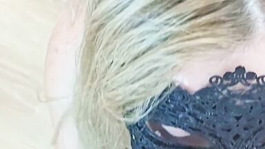 POV. Ma voisine blonde me suce en lingerie sexy. Je jouis sur son visage et sa langue. Fellation, crachats, salive et gémissements. - 4 image