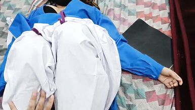 Desi Student School Girl Sex and Romance With Her Stepfather (Sexe et romance avec son beau-père)