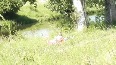 Femme sexy prenant un bain de soleil sur le bord dune rivière. Nus en public. Plage sauvage Nudiste. Cul. Chatte. Blonde. Levrette. Extérieur. POV - 3 image