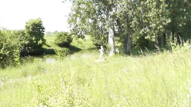 Milf sexy Frau sonnt sich nackt am Flussufer. Zufälliger Typ schaut zu. Nackt in der Öffentlichkeit. Öffentlich. In der Öffentlichkeit. Wilder Strand Nudist. Perfekter Arsch. Muschi. Blondine. Doggystyle. Frau in Doggystyle-Stellung. Draußen. Draußen. Dra - 11 image