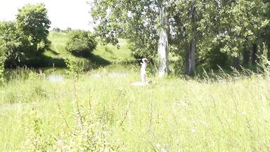 Milf sexy Frau sonnt sich nackt am Flussufer. Zufälliger Typ schaut zu. Nackt in der Öffentlichkeit. Öffentlich. In der Öffentlichkeit. Wilder Strand Nudist. Perfekter Arsch. Muschi. Blondine. Doggystyle. Frau in Doggystyle-Stellung. Draußen. Draußen. Dra - 12 image