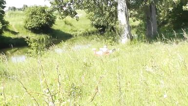 Milf sexy Frau sonnt sich nackt am Flussufer. Zufälliger Typ schaut zu. Nackt in der Öffentlichkeit. Öffentlich. In der Öffentlichkeit. Wilder Strand Nudist. Perfekter Arsch. Muschi. Blondine. Doggystyle. Frau in Doggystyle-Stellung. Draußen. Draußen. Dra - 5 image