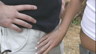 La mère blonde milf baise en plein air - 2 image