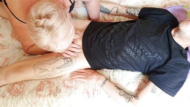 même après léjaculation, le pénis du beau-fils est dur