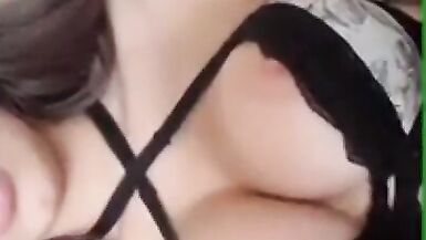 Des adolescentes britanniques ivres à Londres montrent leurs seins et leur chatte mouillée à leurs abonnés Instagram Vidéos maison de putes anglaises - 2 image