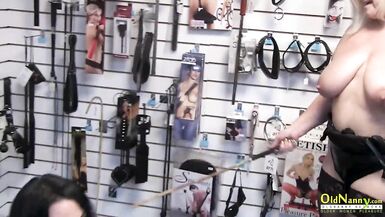 OldNanny Horny Lacey Starr in visita a un sexy shop con la sua ragazza - 5 image