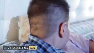 Brazzers - Nicolette Shea, femme au foyer bronzée, rebondit sur une bite - 2 image