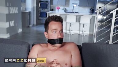 Brazzers - Nicolette Shea, femme au foyer bronzée, rebondit sur une bite - 3 image