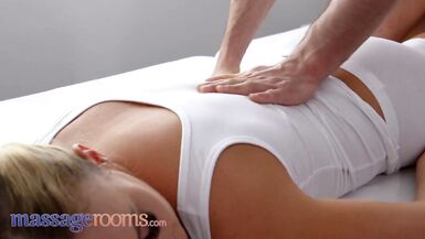 Salles de massage Blonde tchèque Victoria Sexe pur et chaud et créampie revitalisante - 2 image