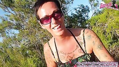 Touriste allemande milf fait du sexe amateur en plein air avec insémination faciale