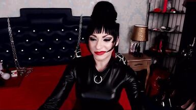 II-Lateks Catsuit İçinde Ağır Sigara İçen Olgun Cam Metresi - 4 image