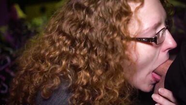 Pelirroja MILF dando una mamada descuidada tarde en la noche y tragar - 2 image