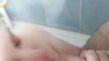 LA MATRIGNA È STATA PISCIATA NELLA DOCCIA E SCOPATA DA UN RAGAZZINO MENTRE NESSUNO GUARDAVA - 3 image