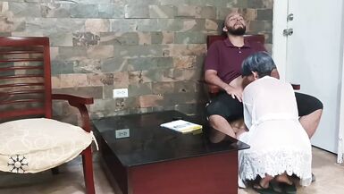 utangaç üvey kardeşime nasıl sikişileceğini öğretmek - İspanyolca Porno. Evde yalnızken ona nasıl sikişileceğini öğretmek için bir bahane buluyorum. - 4 image