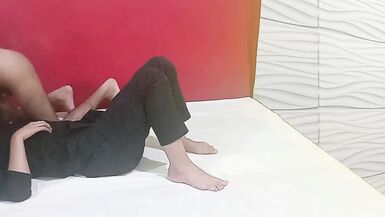 Une femme desi est allée satisfaire le patron de son mari pour obtenir une promotion Épouse désespérée - Final Une belle femme nouvellement mariée - 5 image