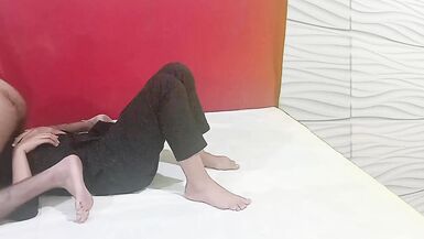 Une femme desi est allée satisfaire le patron de son mari pour obtenir une promotion Épouse désespérée - Final Une belle femme nouvellement mariée - 6 image