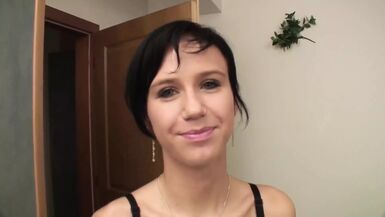 Adorabile milf bruna che si fa scopare - 1 image
