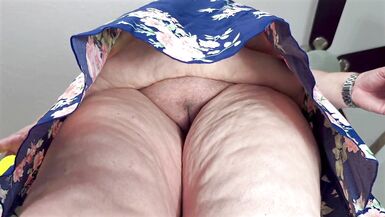 大屁股的成熟 Bbw SSBBW 女佣在迷你裙中展示她的大屁股和湿润多汁的白色阴部特写 - chubby pawg milf office boss flashing huge butt in upskirt view - 13 image
