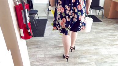 大屁股的成熟 Bbw SSBBW 女佣在迷你裙中展示她的大屁股和湿润多汁的白色阴部特写 - chubby pawg milf office boss flashing huge butt in upskirt view - 6 image