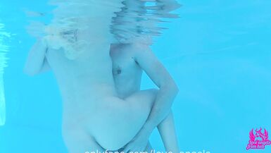 Pizza delivery man fuck milf in the pool while she was waiting for her husband. - 11 image